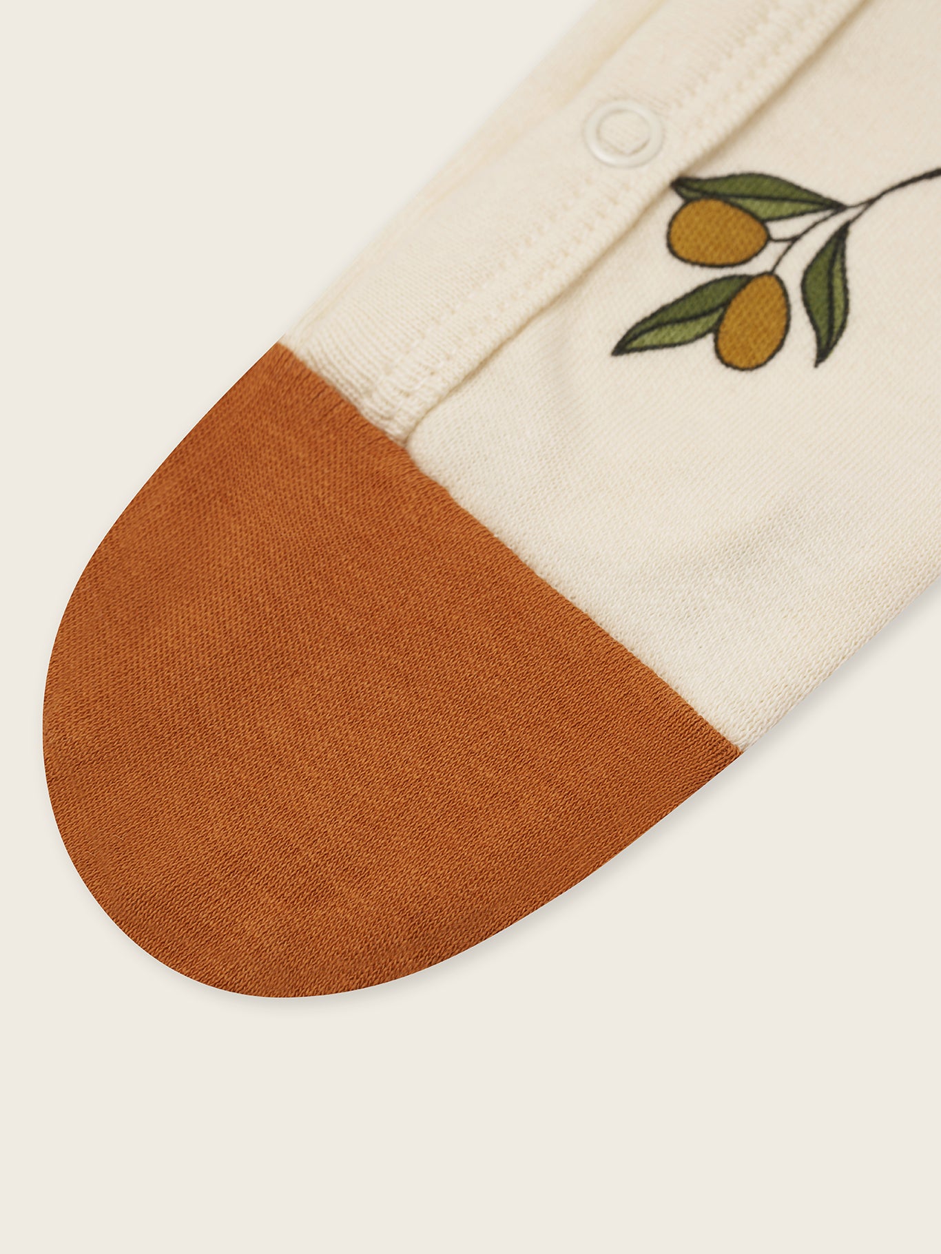 Olive Garden Suit With Contrast Feet