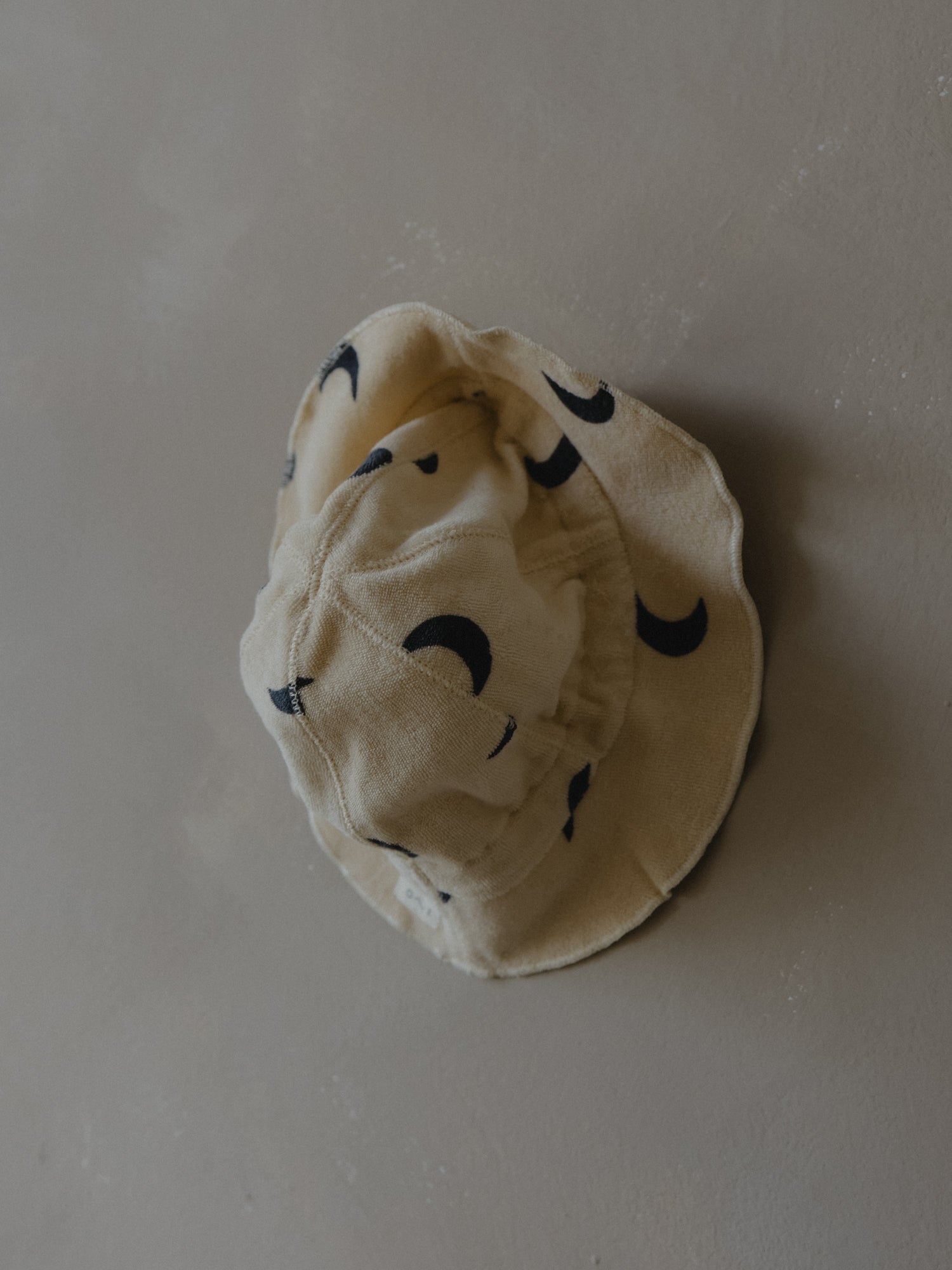 pebble midnight terry sun hat in details