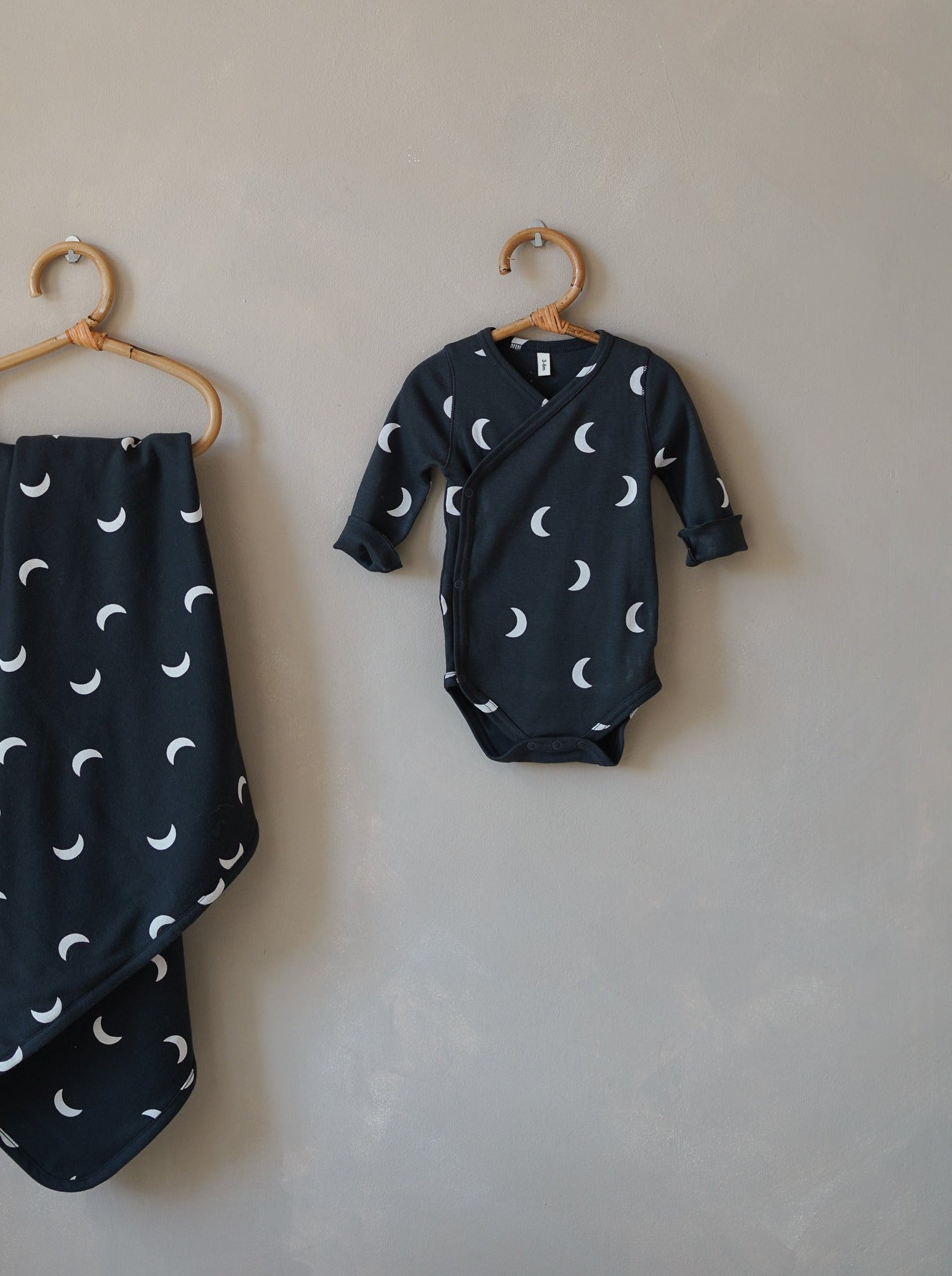 ミッドナイトsetup【 organic zoo 】 Black Midnight Wrap Baby Bodysuit | Organic Zoo